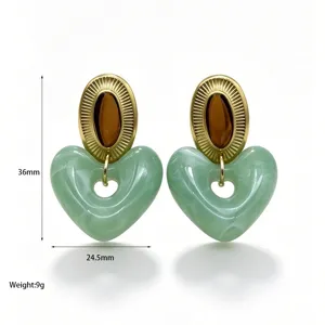 Green marbled resin heart earrings detail, golden oval metal top, close-up product view.