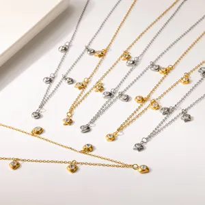 Detailansicht von Edelstahl Mehrfach-Anhänger-Halsketten mit Kristallstern und Herz-Charms.