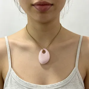 Schicke minimalistische rosa Acryl Oval Anhänger Halskette mit Edelstahlkette für Damen.