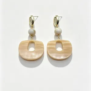 Boucles d'oreilles en résine élégantes avec cauris dorés et perles, bijoux rétro audacieux.