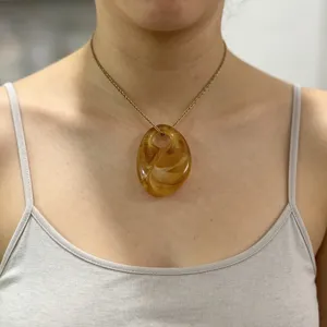 Detailaufnahme einer modischen unregelmäßigen geometrischen Acryl Ovale Anhänger Halskette.