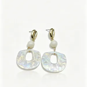 Boucles d'oreilles en résine irrégulière rétro exagérée avec coquillage doré et perle.