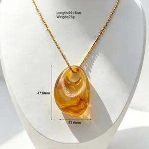 Elegante unregelmäßige Bernstein Acryl Anhänger Halskette mit Goldkette für Frauen Alltag.
