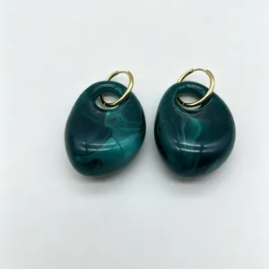 Elegante geometrische Harz Edelstahl Ohrringe mit retro gruenem Marmor Design fuer Damen.