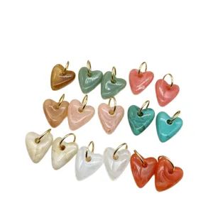 Kleurrijke hars hartvormige hangers voor oorringen, stijlvolle minimalistische sieraden.