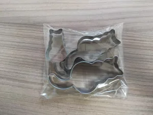 Detailansicht von Katzen-Ausstechformen aus Edelstahl, Textur und Form gut erkennbar.