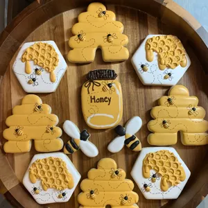 Gedetailleerd overzicht van de bijen koekjesset met honingraat en honingpot ontwerp.