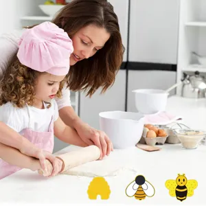 Detailweergave van koekjessnijders met bijenthema, keukenscène voor thuis bakken.