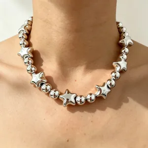 Collana girocollo statement con perle rotonde e stelle argento, gioiello trendy per le donne.