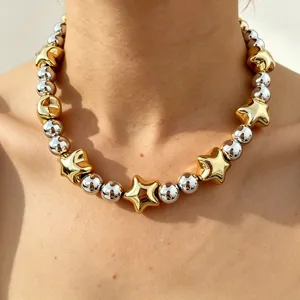 Collana audace con stelle dorate e sfere argentate alternate per un look alla moda e trendy.