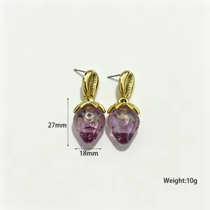 Gros plan des boucles d'oreilles fraise en acrylique violet, montrant les dimensions et la structure.