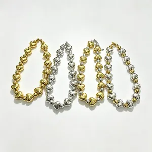 Set di collana di perle a cuore chunky, gioielli statement in metallo argento e oro.