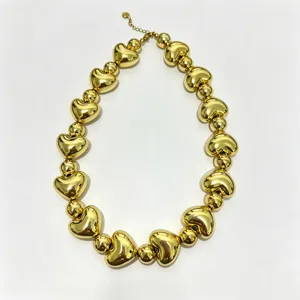 Collana girocollo con cuore dorato e perle tonde gioiello chunky stile Y2K di tendenza
