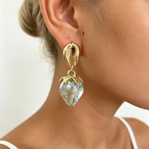 Boucles d'oreilles tendance style ins en acrylique avec pendentif fraise et coquillage cauri.