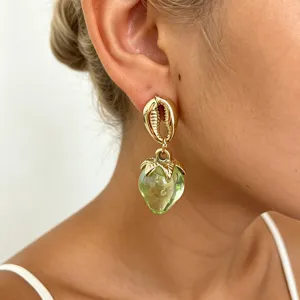 Élégantes boucles d'oreilles coquillage cauri et fraise en acrylique vert pour femmes.