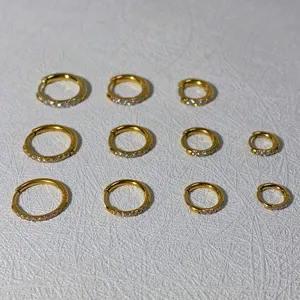 Vue détaillée de créoles en acier inoxydable et zircone de différentes tailles.