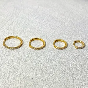 Set de créoles charnières en acier inoxydable et zircone cubique pour femmes. Tendance.