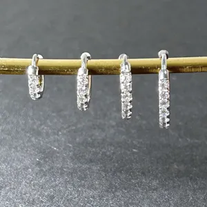 Petites boucles d'oreilles créoles en acier inoxydable avec zircons, bijoux élégants.