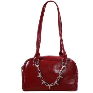 Rote Schultertasche Detail mit stilvoller Metallkette und Nieten für trendigen Look.