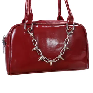 Rote Lackleder Handtasche mit stilvoller silberner Metallkette und coolen Kegel-Nietenanhängern.