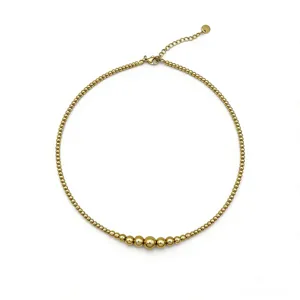 Elegante Edelstahl Perlenkette mit abgestuften goldenen Kugeln stylischer Halsschmuck.