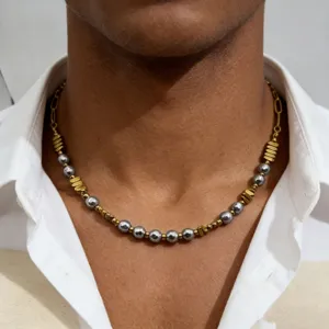 Gros plan détaillé du collier ras du cou en perles d'hématite style européen et chaîne.