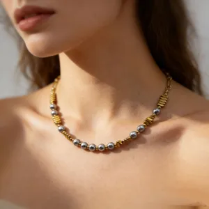 Vue détaillée d'un collier de perles style européen avec métal doré et pierres hématites.