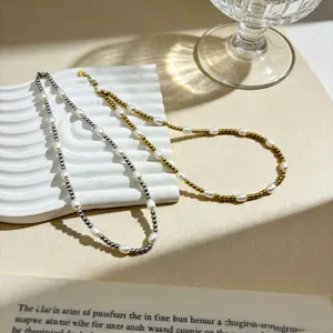 Set di collane a sovrapposizione di perle e perline di metallo bicolore elegante.