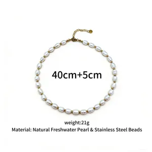 Vista detallada del collar de perlas de agua dulce y cuentas de acero, 40cm más 5cm.