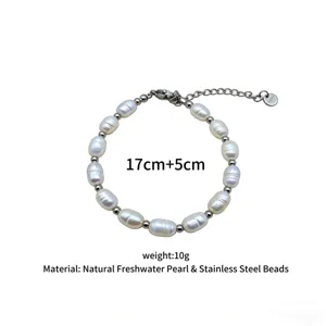Pulsera de perlas de agua dulce naturales y cuentas de acero inoxidable elegante.
