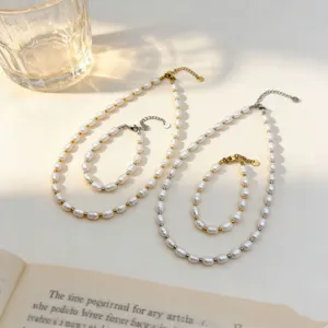 Primer plano de collares y pulseras de perlas de agua dulce en capas con cuentas de metal.