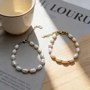 Primer plano de pulsera de perlas de agua dulce con cuentas metálicas en fondo lifestyle elegante.