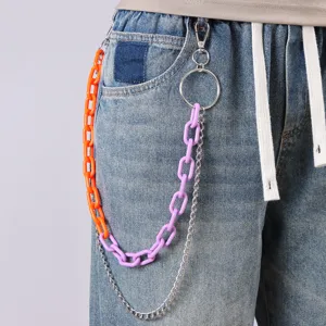 Primo piano dettagliato di una catena da pantaloni hip-hop colorata con maglie in resina e metallo.