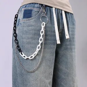 Set di jeans con catena da pantaloni hip-hop in resina elegante e dettagli in metallo.