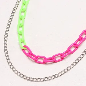 Primo piano dettagliato dell'accessorio di moda con catena spessa in resina e metallo multicolore.