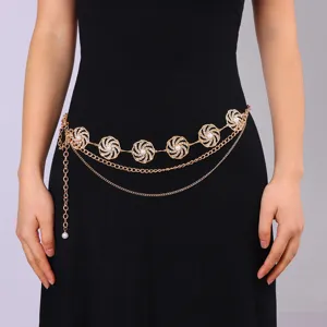 Detailaufnahme der goldenen Taillenkette mit funkelnden Strass-Spiralen und Perlen.
