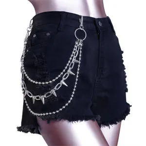 Shorts vaqueros negros estilo punk con cadenas de metal y tachuelas para mujer vista principal.