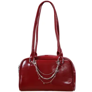 Rote Umhängetasche aus Lackleder mit mehrlagiger silberner Sternenkette, stilvolles Accessoire.