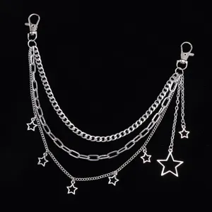 Nahaufnahme der mehrschichtigen silbernen Metallkette mit Sternanhängern und Karabinerhaken.