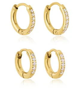 Chics boucles d'oreilles créoles en acier inoxydable doré avec oxydes de zirconium.