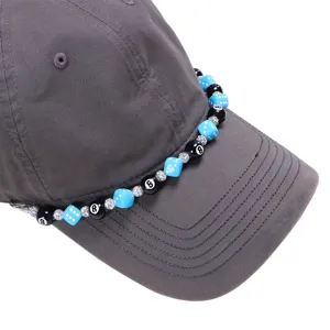 Cappellino da baseball elegante con accessorio catena di perline dado e palla 8
