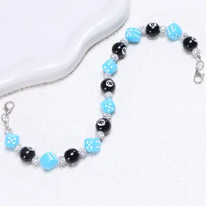 Accessorio catena cappello con dadi di perle, palla nera 8 e strass per un look alla moda.