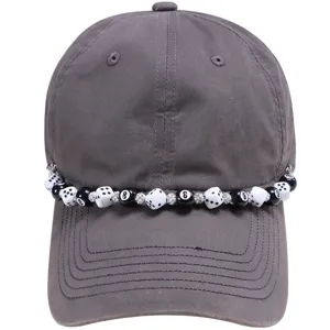 Cappellino da baseball grigio scuro alla moda con catena di perle di dadi e palla 8 chic.