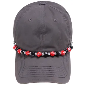 Stiloso berretto da baseball grigio con catenina di perline dado e palla 8, look streetwear alla moda.