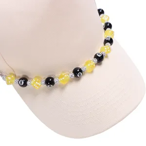 Berretto da baseball alla moda con catena di perle a palla 8 e dadi per uno stile streetwear.