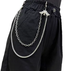 Dettaglio della catena da pantaloni punk gotica in argento con ciondolo pipistrello in vita.