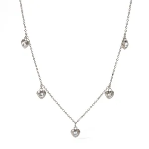 Elegante silberfarbene Kettenhalskette mit mehreren funkelnden Kristall-Herz-Anhängern für Damen.