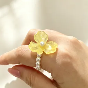 Dopamine hars bloem ring met parels, Koreaanse zoete stijl driebloemige sieraden detail.