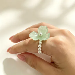 Dopamine groene hars bloem ring met schattige parel stretch band voor dames stijl.