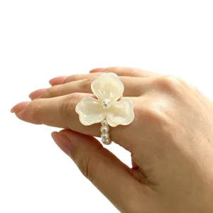 Chique dopamine parel bloem ring met leuk driedelig bloemdesign en elastische band.